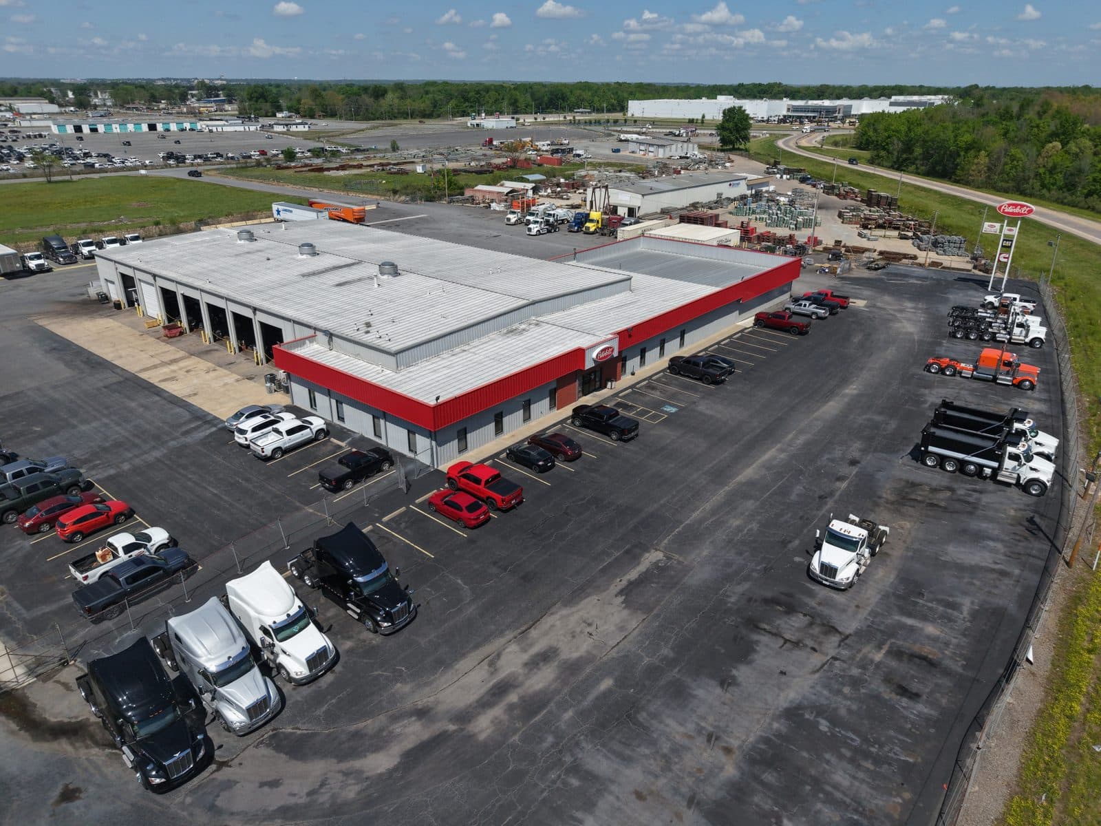 Commercial truck dealership